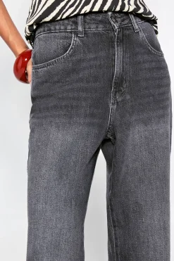 Jean basique à taille haute et coupe droite