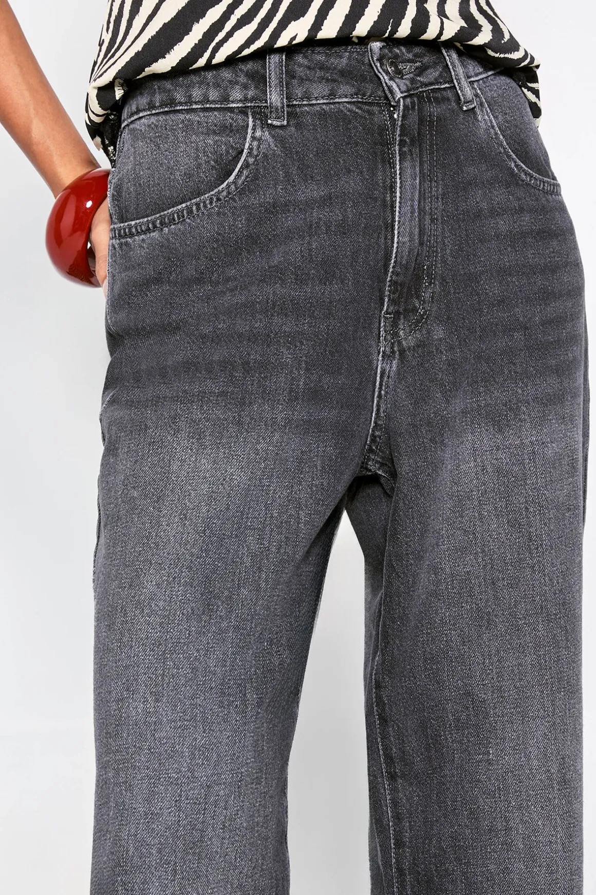 Jean basique à taille haute et coupe droite