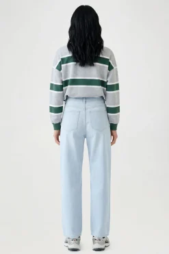Jean basique à taille haute et jambe droite