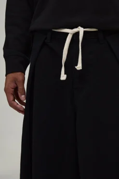 Jean À Ceinture Cordon Et Plis Ballons Extrêmes Sur Le Devant