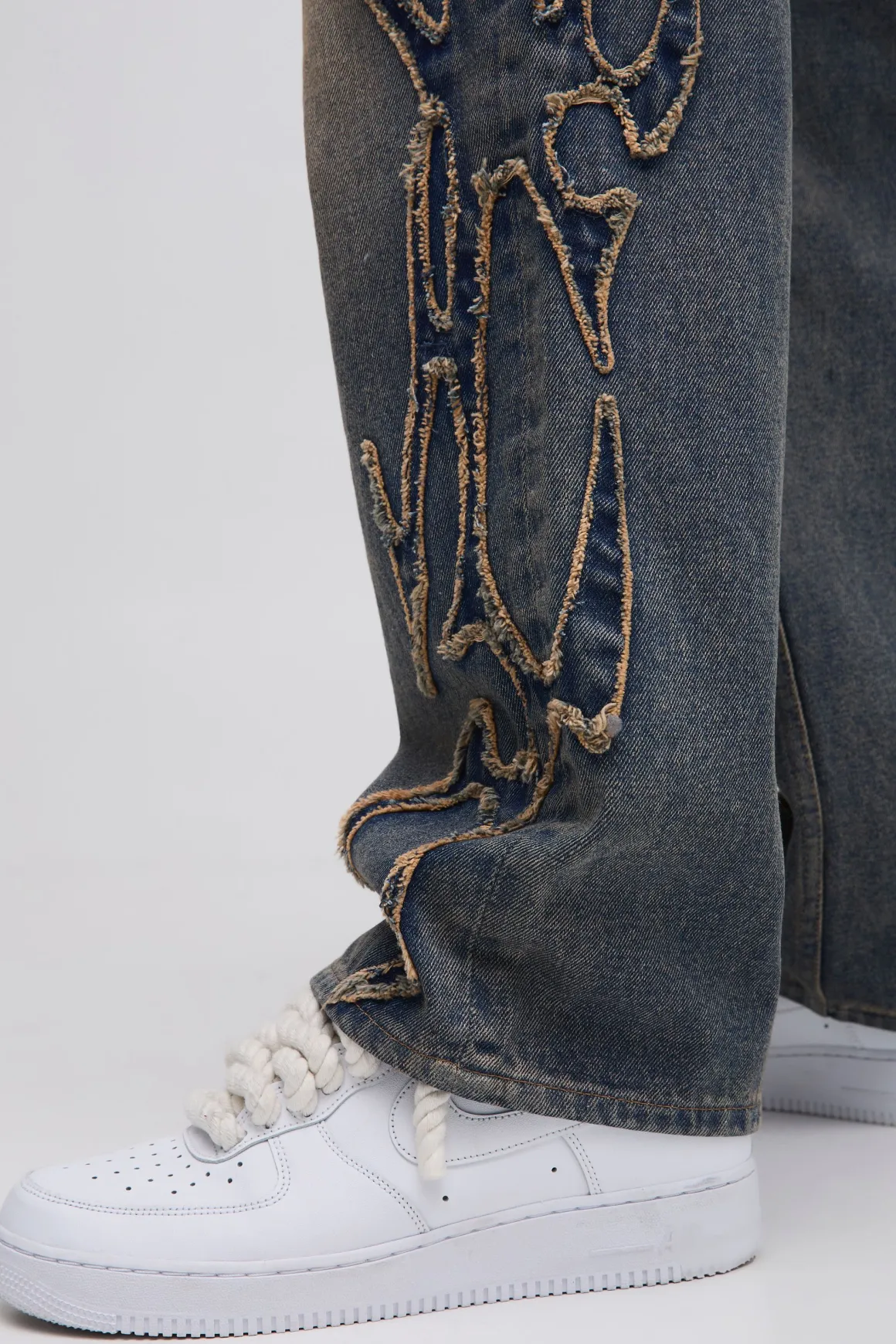 Jean à coupe décontractée, effet stone washed, avec appliqué tribal