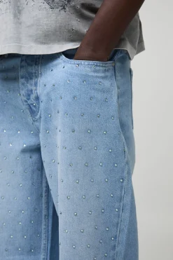 Jean à coupe décontractée orné de strass sur l’ensemble