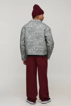 Jean denim à coupe décontractée surteinté et orné de strass