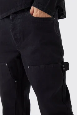 Jean de travailleur noir à jambe droite