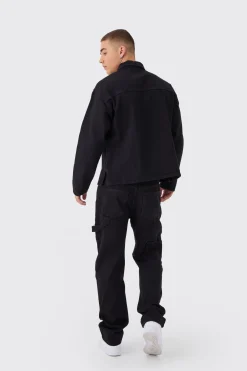 Jean de travailleur noir à jambe droite
