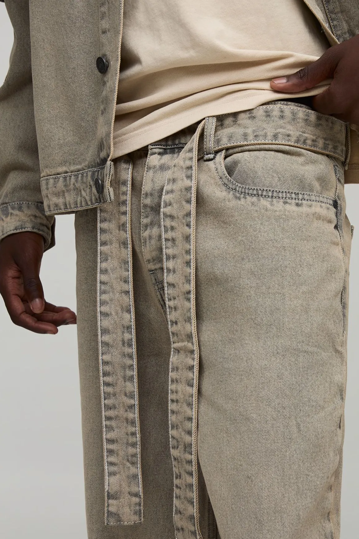 Jean délavé à coupe décontractée avec ceinture