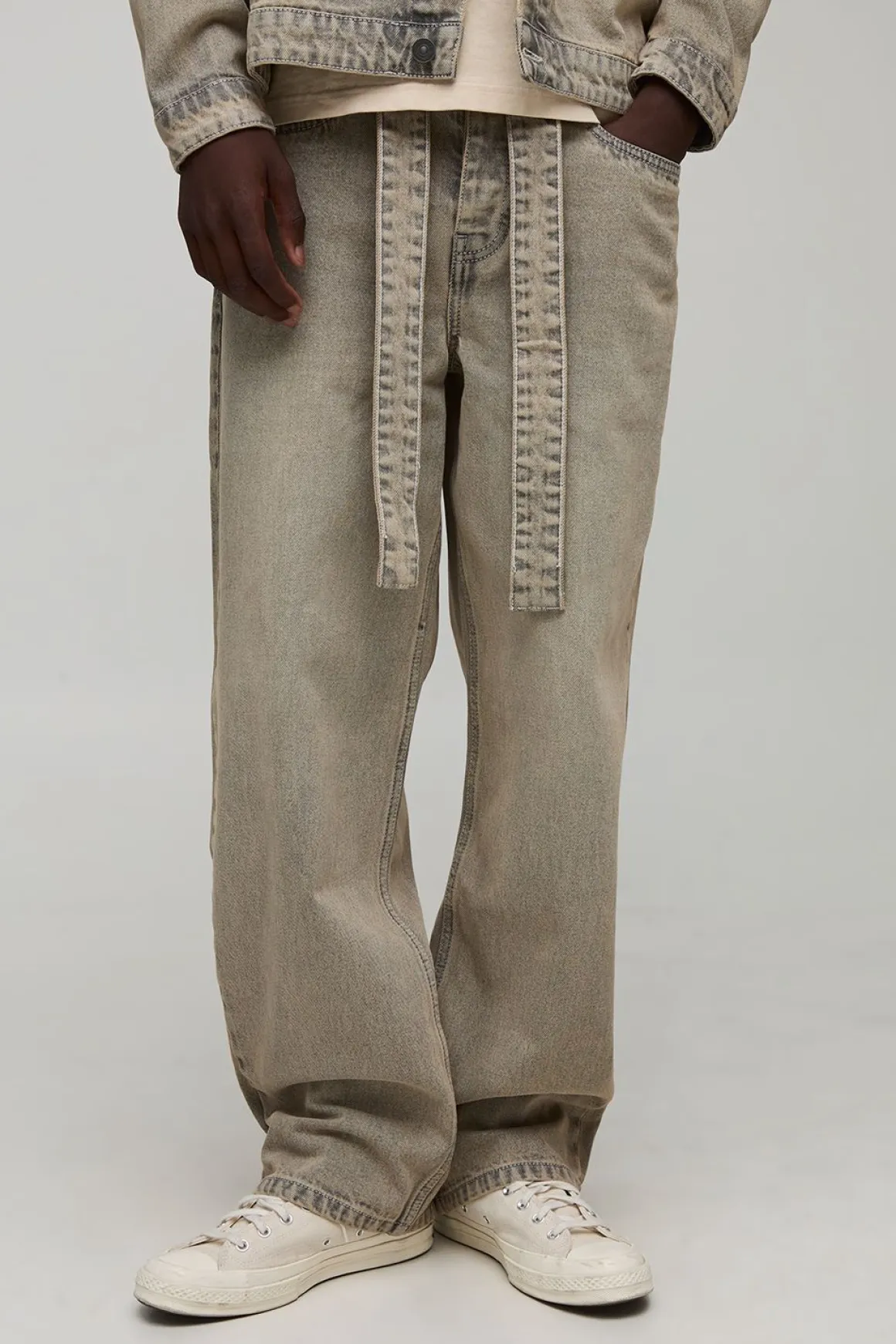 Jean délavé à coupe décontractée avec ceinture