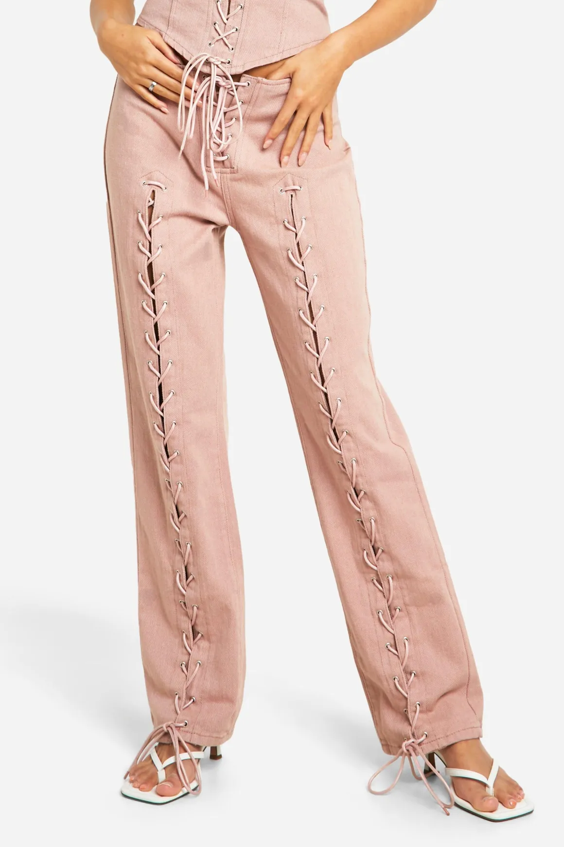 Jean droit rose avec détail à lacets