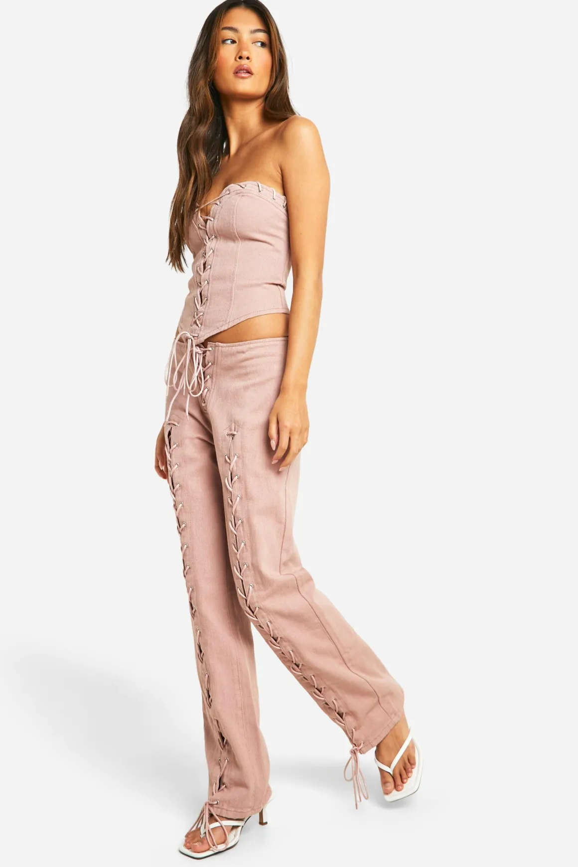 Jean droit rose avec détail à lacets