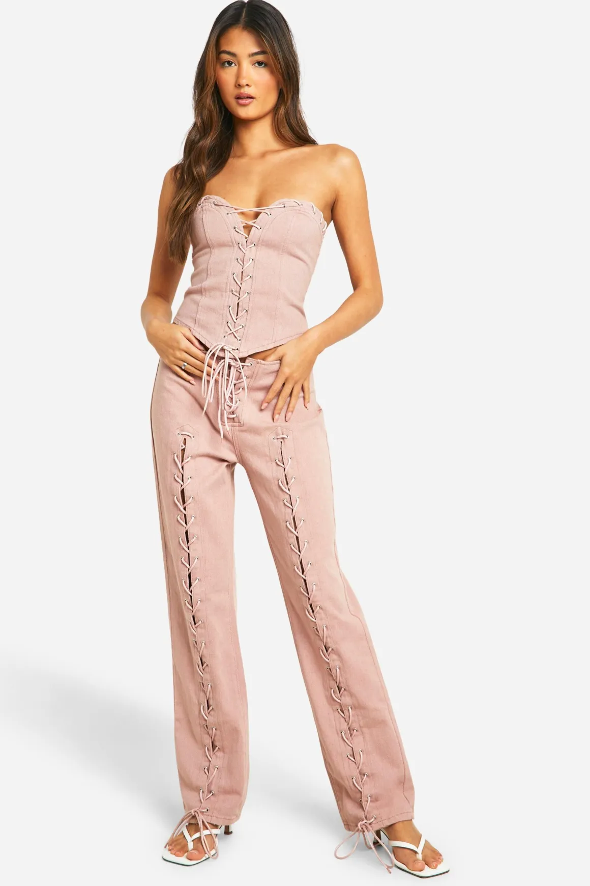 Jean droit rose avec détail à lacets