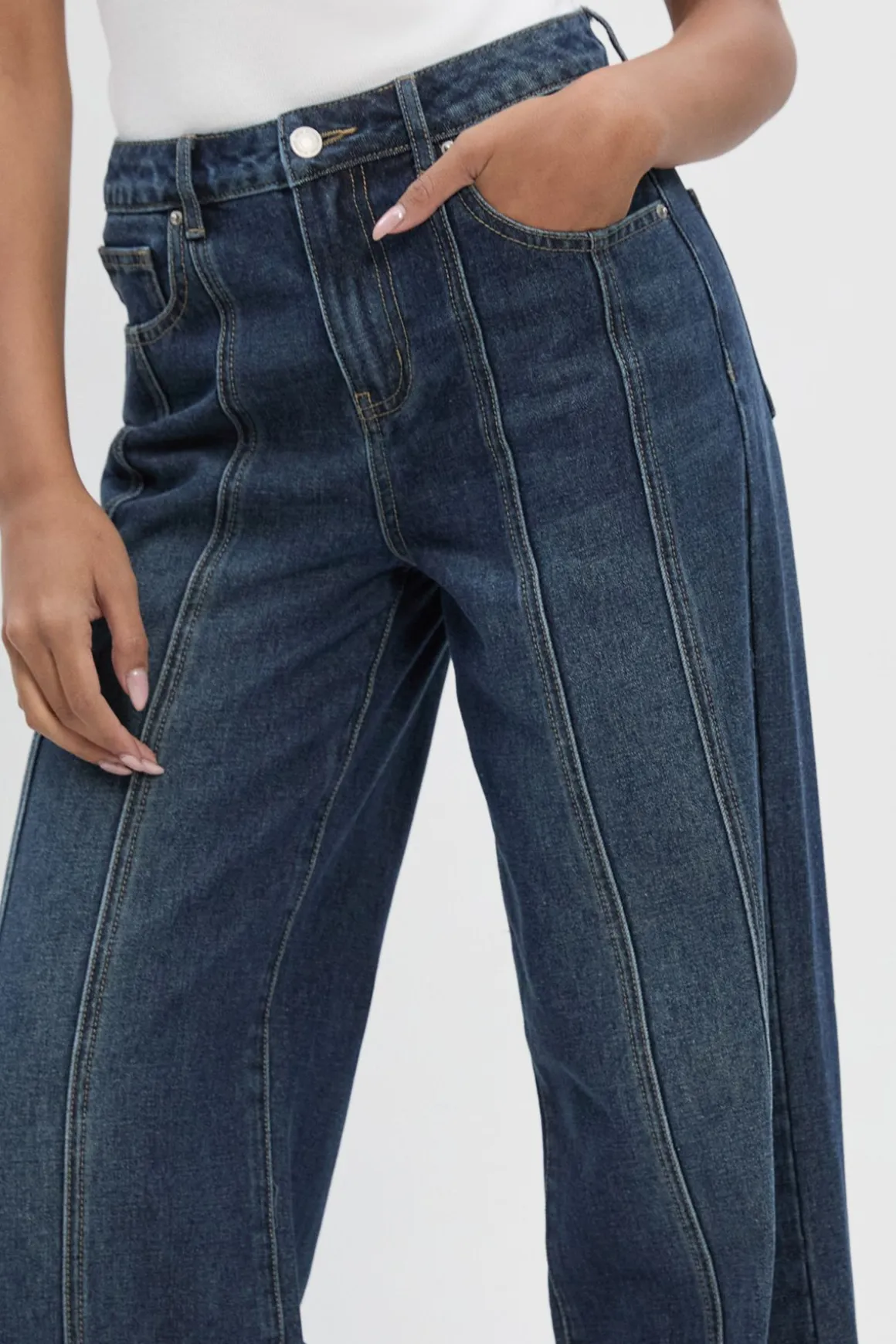 Jean à détail de couture, taille haute et jambe droite