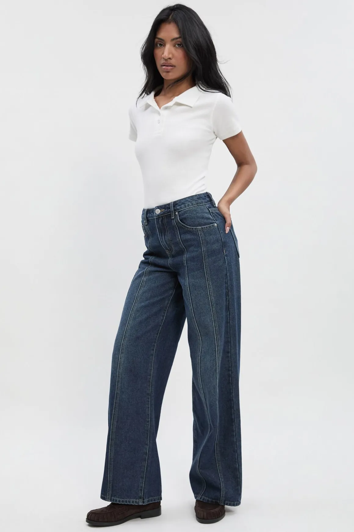 Jean à détail de couture, taille haute et jambe droite