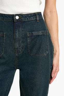 Jean à détails de poches hautes et jambes évasées,