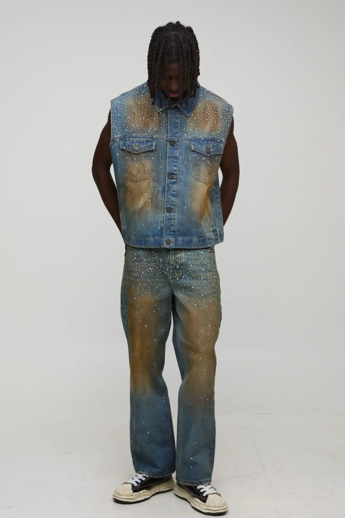 Jean en denim à coupe décontractée, orné de clous et d’ornements