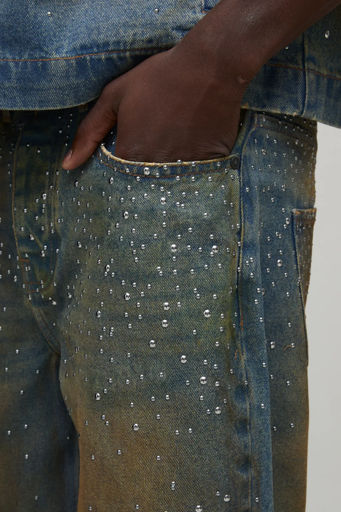 Jean en denim à coupe décontractée, orné de clous et d’ornements