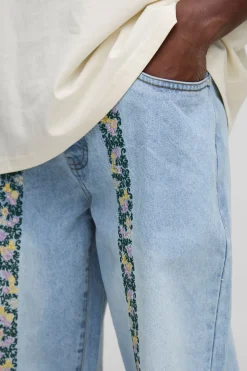 boohooMAN Jean en denim décontracté à broderie florale avec ourlet tombé<Homme Denim|Denim