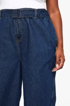 boohoo JEAN EN DENIM PLUS À JAMBE LARGE, DOS ÉLASTIQUÉ, CEINTURE À BOUCLE<Femme Denim|Jeans