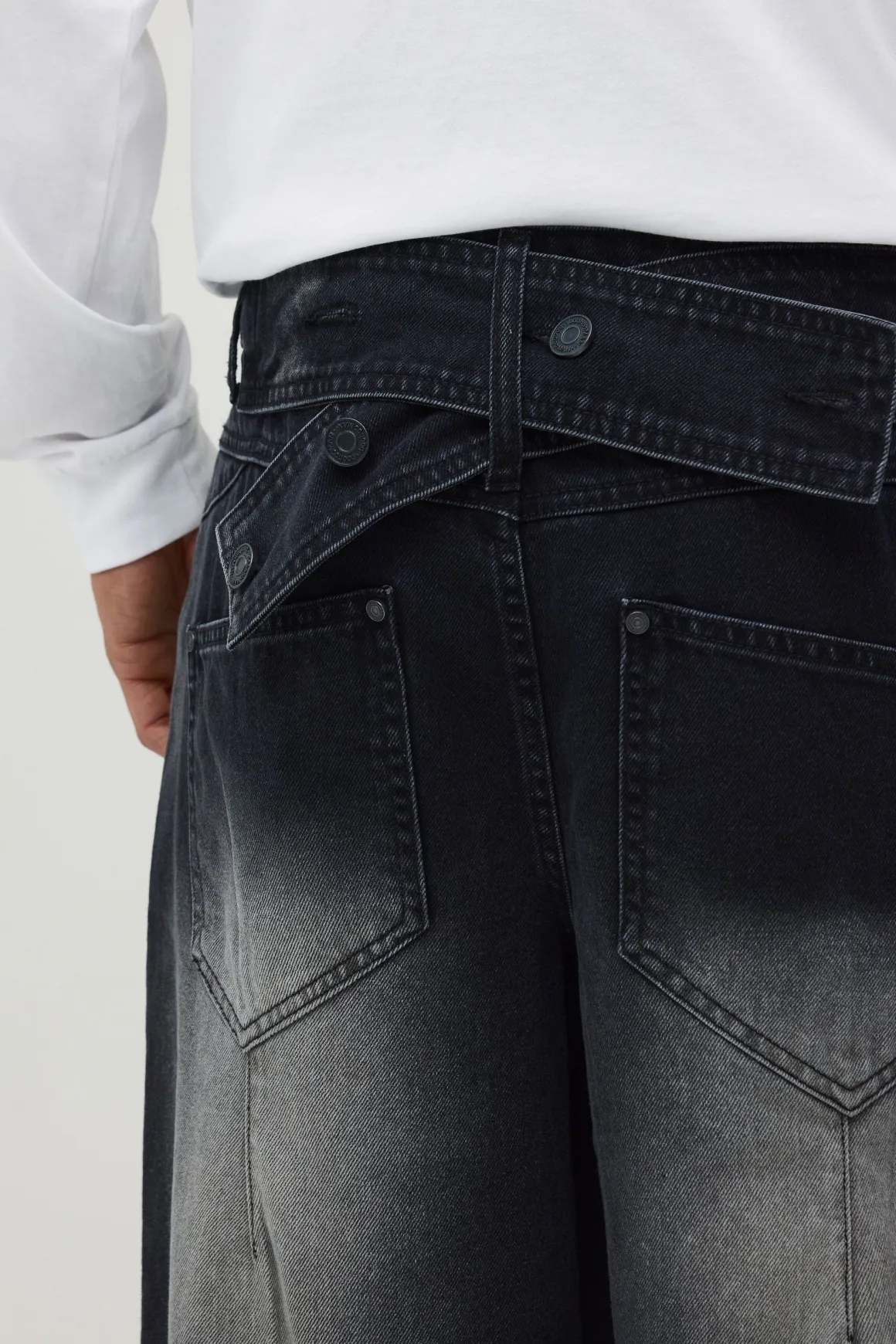 Jean En Denim Rigide Délavé Coupe Baggy