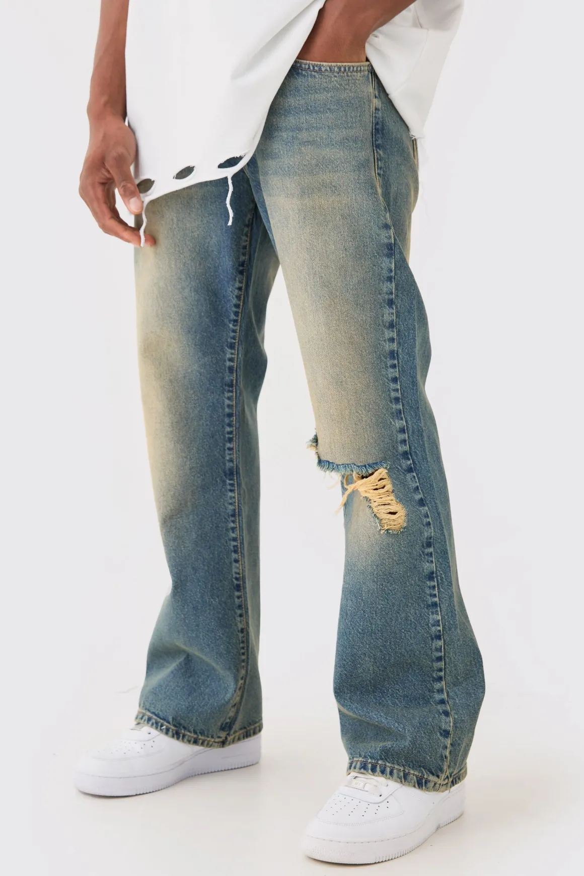 Jean en denim teinté à effet flare décontracté avec déchirure rigide au niveau du genou