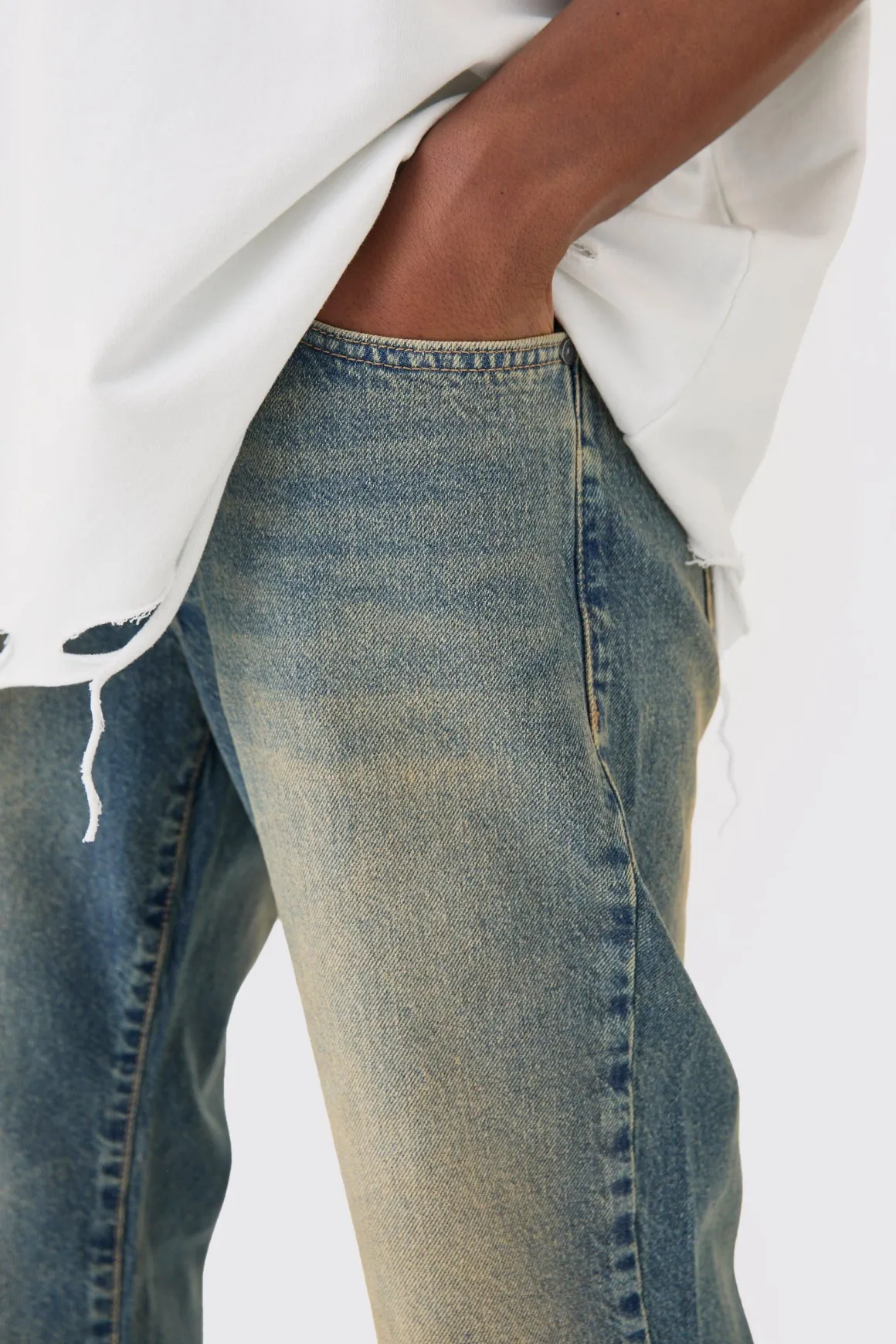 Jean en denim teinté à effet flare décontracté avec déchirure rigide au niveau du genou
