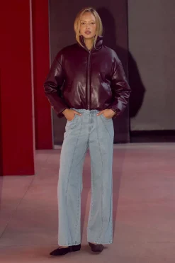Jean à jambe droite avec détail de couture
