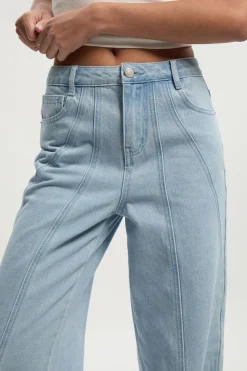 Jean à jambe droite avec détail de couture
