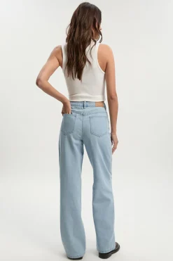 Jean à jambe droite avec détail de couture
