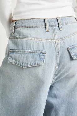 Jean Large À Détail De Poche Arrière Plissée
