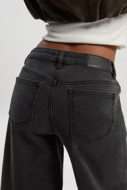 Jean Petite à revers, taille haute, coupe droite