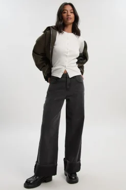 Jean Petite à revers, taille haute, coupe droite