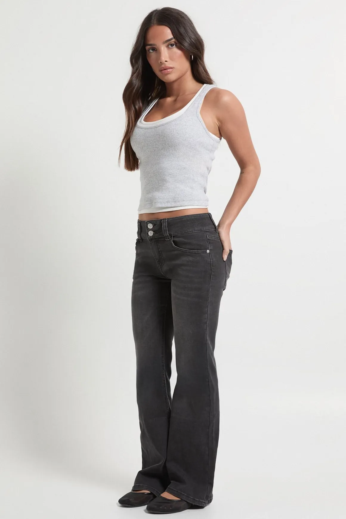 Jean Petite à taille basse à double bouton et évasé