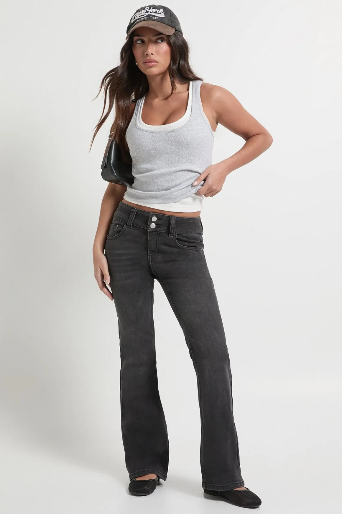 Jean Petite à taille basse à double bouton et évasé