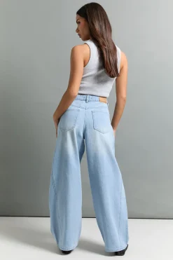 boohoo Jean Petite à taille mi-haute, couture torsadée et jambe tonneau<Femme Denim|Jeans