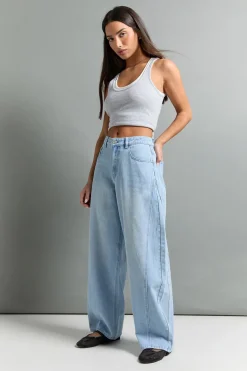 boohoo Jean Petite à taille mi-haute, couture torsadée et jambe tonneau<Femme Denim|Jeans