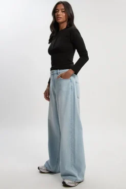 Jean Petite, taille mi-haute, coupe décontractée, jambe évasée
