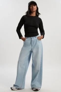 Jean Petite, taille mi-haute, coupe décontractée, jambe évasée