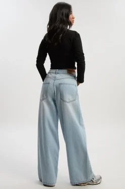 Jean Petite, taille mi-haute, coupe décontractée, jambe évasée