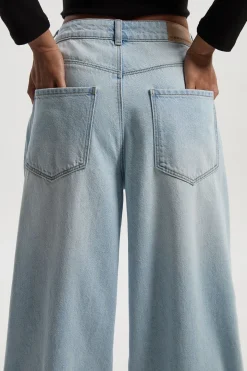 Jean Petite, taille mi-haute, coupe décontractée, jambe évasée