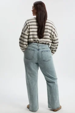 Jeans Basics Plus à Ourlet Fendu et Jambe Droite