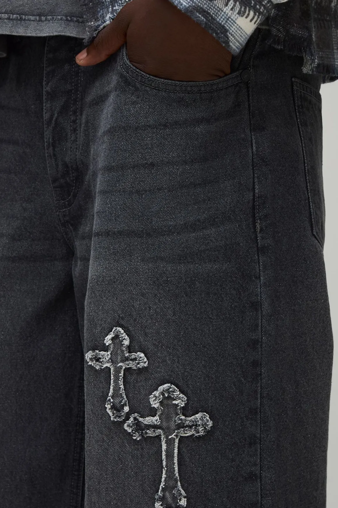 Jeans coupe baggy lavés à appliqué croisé