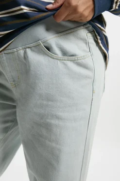 Jeans de grossesse style boyfriend avec taille haute sur le ventre