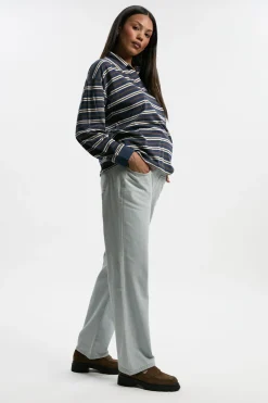 Jeans de grossesse style boyfriend avec taille haute sur le ventre