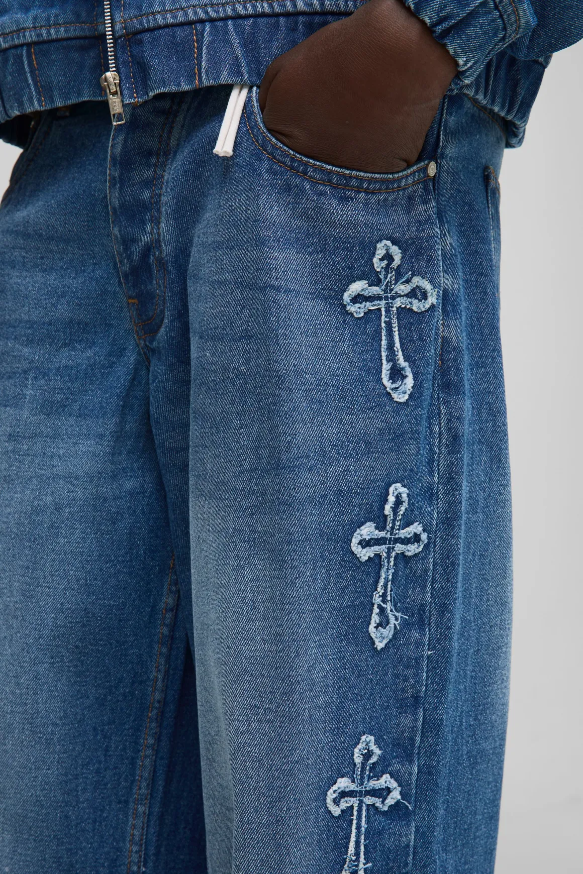 Jeans délavés à coupe baggy avec appliqué croisé