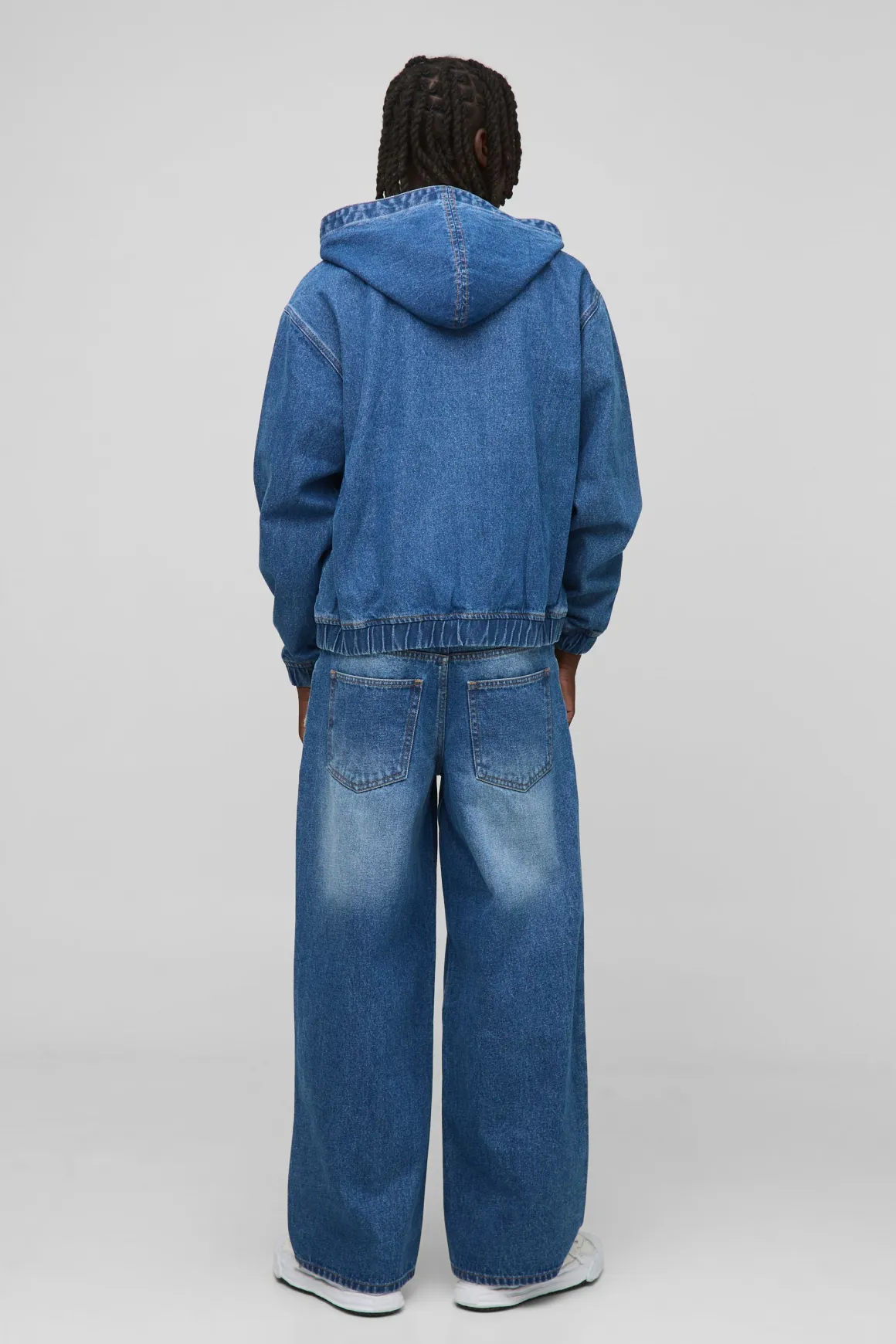 Jeans délavés à coupe baggy avec appliqué croisé