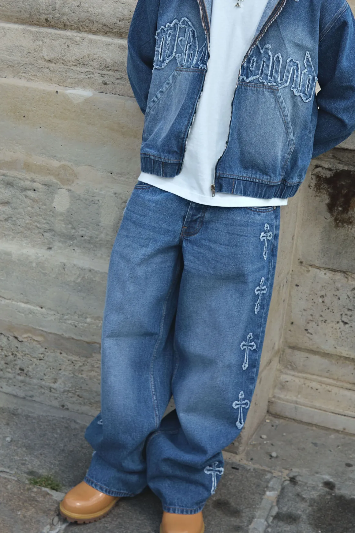 Jeans délavés à coupe baggy avec appliqué croisé