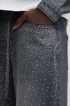 Jeans gris délavé à coupe décontractée, ceinturés aux strass.