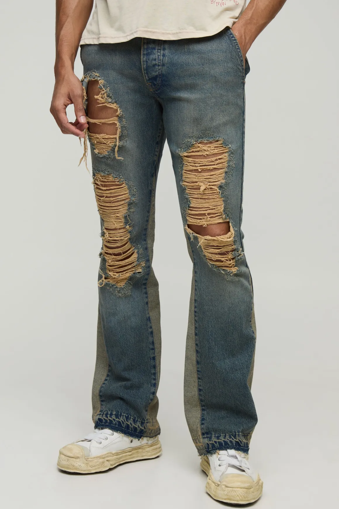 Jean slim rigide à jambes évasées, détails déchirés, lavé