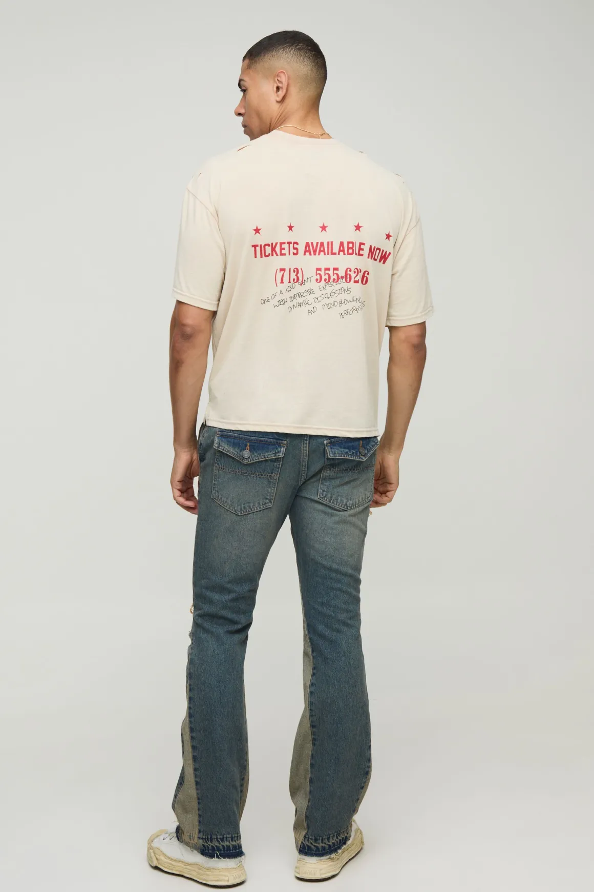 Jean slim rigide à jambes évasées, détails déchirés, lavé