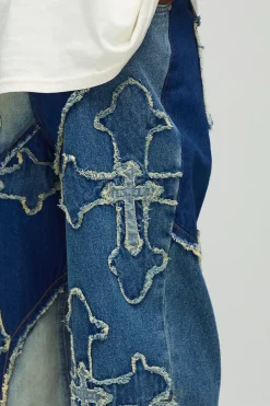 boohooMAN Jeans longs à coupe décontractée avec finitions effilochées et appliqué en croix<Homme Denim|Tout Afficher