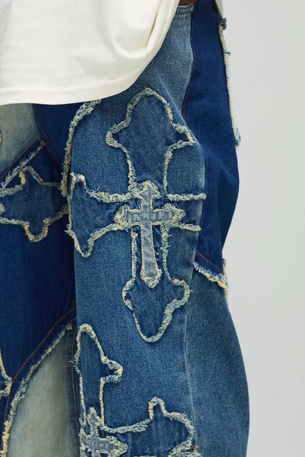 boohooMAN Jeans longs à coupe décontractée avec finitions effilochées et appliqué en croix<Homme Denim|Tout Afficher